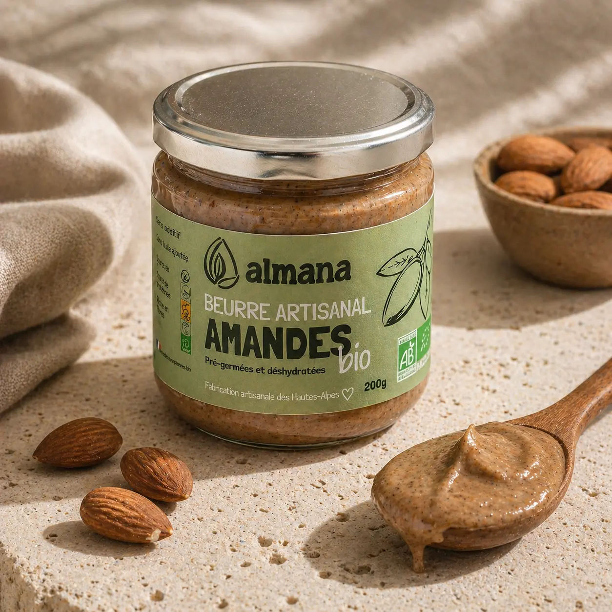 Pot de beurre d’amandes Almana, amandes et cuillère de beurre d’amandes